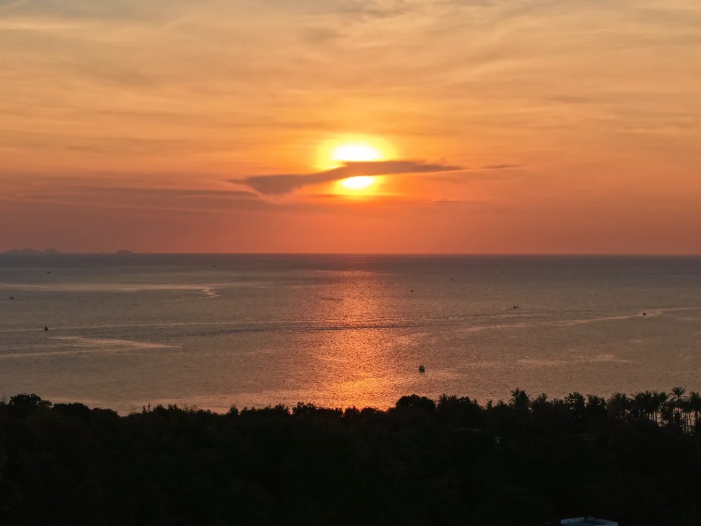 Full sunset view from the plot over the Gulf of Thailand - direct west-facing exposure